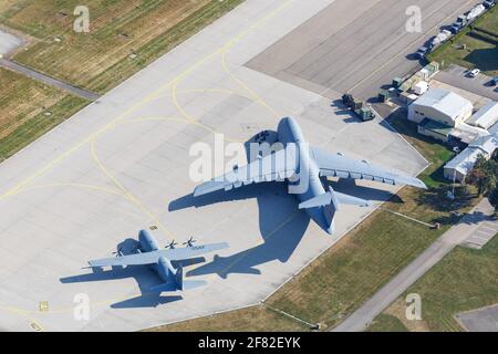Stuttgart, 2. September 2016: Luftaufnahme des Militärflugzeugs Lockheed Super Galaxy der US Air Force am Stuttgarter Flughafen (STR) in Deutschland. Stockfoto
