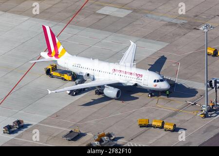 Stuttgart, 2. September 2016: Luftaufnahme des Airbus A319 von Germanwings am Flughafen Stuttgart (STR) in Deutschland. Airbus ist ein europäisches A Stockfoto