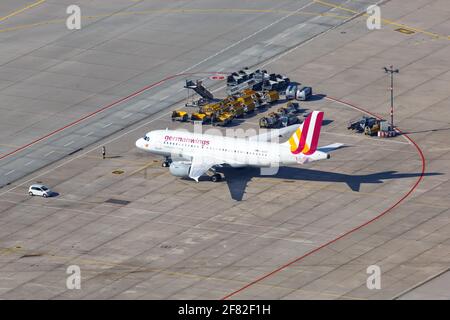 Stuttgart, 2. September 2016: Luftaufnahme des Airbus A319 von Germanwings am Flughafen Stuttgart (STR) in Deutschland. Airbus ist ein europäisches A Stockfoto