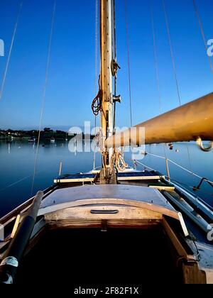 Sonnenaufgang auf der Yacht Stockfoto