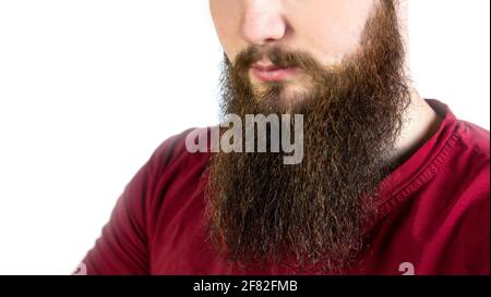 Junger erwachsener Mann mit langem Bart und Schnurrbart aus der Nähe isoliert Auf weißem Hintergrund Stockfoto