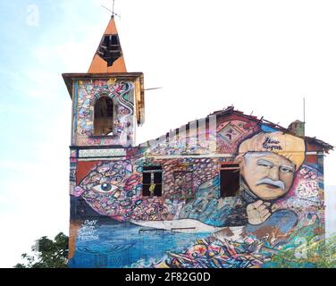 Graffiti-Kunst von Dario Silva und Sergio auf der alten kirche von Olhao an der portugiesischen Algarve Stockfoto