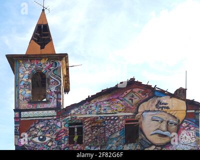 Graffiti-Kunst von Dario Silva und Sergio auf der alten kirche von Olhao an der portugiesischen Algarve Stockfoto
