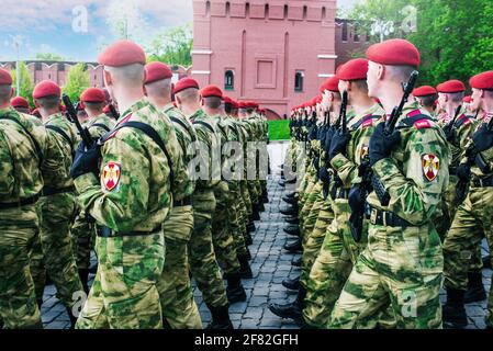 Das Militär ist in Waffen. Die russische Armee in roten Baretten und grünen Uniformen: Moskau, Russland, 09. Mai 2019. Stockfoto