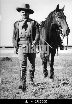 JAMES CAGNEY und sein Horse Candid Full Length Portrait von MUKY für DEN OKLAHOMA KID 1939 Regisseur LLOYD BACON Warner Bros Stockfoto