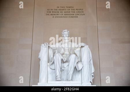 Washington, DC, USA. August 2015. Die Lincoln Statue im Lincoln Memorial. Das Lincoln Memorial ist ein Denkmal, das zu Ehren von Abraham Lincoln, dem 16. Präsidenten der Vereinigten Staaten, in der National Mall in Washington errichtet wurde. Quelle: Daniel Karmann/dpa/Daniel Karmann/dpa/Alamy Live News Stockfoto