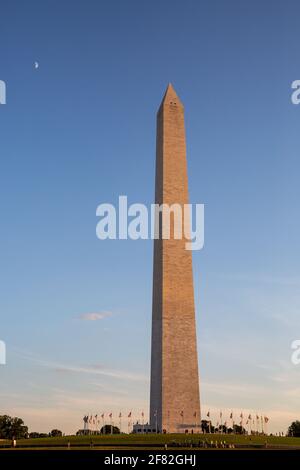 Washington, DC, USA. August 2015. Das Washington Monument. Der fast 170 Meter hohe Turm in Form eines Obelisken wurde zu Ehren des ersten Präsidenten der Vereinigten Staaten, George Washington, errichtet. Das Denkmal steht auf einem Hügel in der National Mall, eine direkte Verbindung zwischen dem Lincoln Memorial und dem Capitol. Quelle: Daniel Karmann/dpa/Daniel Karmann/dpa/Alamy Live News Stockfoto