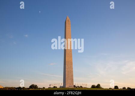 Washington, DC, USA. August 2015. Das Washington Monument. Der fast 170 Meter hohe Turm in Form eines Obelisken wurde zu Ehren des ersten Präsidenten der Vereinigten Staaten, George Washington, errichtet. Das Denkmal steht auf einem Hügel in der National Mall, eine direkte Verbindung zwischen dem Lincoln Memorial und dem Capitol. Quelle: Daniel Karmann/dpa/Daniel Karmann/dpa/Alamy Live News Stockfoto