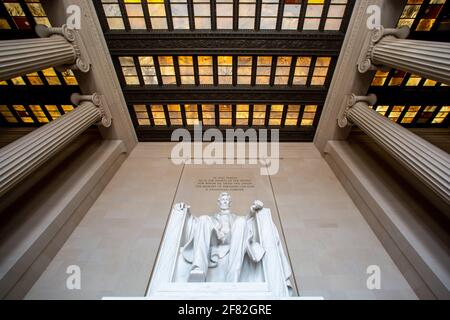 23. August 2015, US, Washington D.C.: Die Lincoln Statue im Lincoln Memorial. Das Lincoln Memorial ist ein Denkmal, das zu Ehren von Abraham Lincoln, dem 16. Präsidenten der Vereinigten Staaten, in der National Mall in Washington errichtet wurde. Foto: Daniel Karmann/dpa/Daniel Karmann Stockfoto