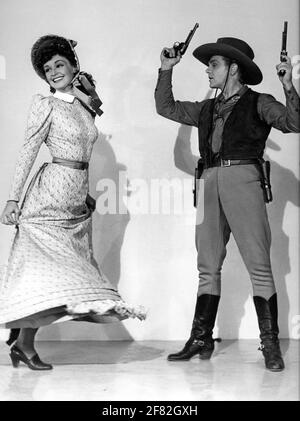 ROSEMARY LANE und JAMES CAGNEY tanzen das Cherokee Jig Publicity Portrait von MUKY für DEN OKLAHOMA KID 1939 Regisseur LLOYD BACON Warner Bros Stockfoto