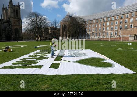 College Green, Bristol, Großbritannien. April 2021. College Green ist mit Herzen geschmückt und bereit für die Wiedereröffnung von nicht wichtigen Geschäften und Pubs in England morgen. Die Herzen definieren einen sicheren sozialen Abstand für ein Picknick. Gemalt von Designern aus Upfest. Kredit: JMF Nachrichten/Alamy Live Nachrichten Stockfoto