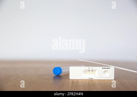 Covid-19 Rapid Antibodies Test Kit, Heimtest Kit mit Nasenabstrich und Reagenzglas für Coronavirus, Kopierraum Stockfoto