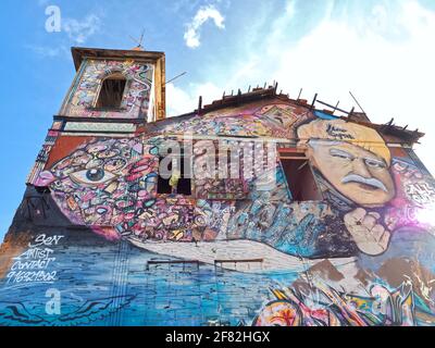 Graffiti-Kunst von Dario Silva und Sergio auf der alten kirche von Olhao an der portugiesischen Algarve Stockfoto