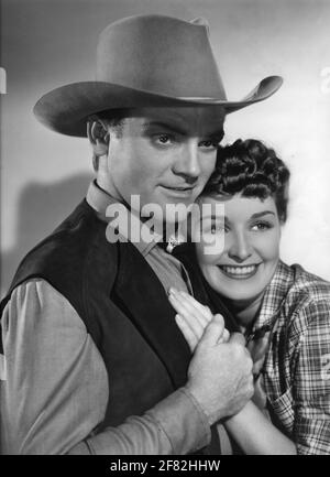 JAMES CAGNEY und ROSEMARY LANE Publicity Portrait von MAC JULIAN für DEN OKLAHOMA KID 1939-Regisseur LLOYD BACON Warner Bros Stockfoto