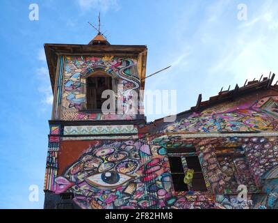 Graffiti-Kunst von Dario Silva und Sergio auf der alten kirche von Olhao an der portugiesischen Algarve Stockfoto