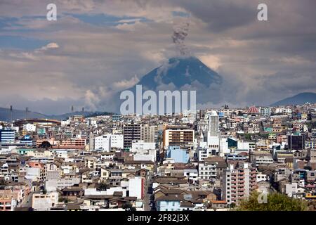 Ausbruch des Vulkans Tungurahua über der Stadt Ambato in der Avenue of the Volcanos in Zentral-Ecuador, Südamerika. Lava von Eruptios fließt weg Stockfoto