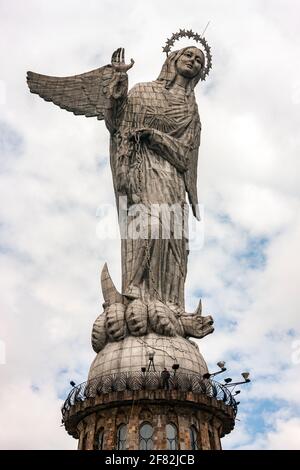 Unsere Liebe Frau von Quito mit Blick auf die Stadt Quito in Ecuador, Südamerika. Stockfoto