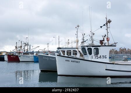 L’Anse-a-la-Cabane, Quebec, Kanada - 30. August 2020 : Fischerboote am Dock im Hafen von Anse a la Cabane auf den Magdalen Inseln Stockfoto