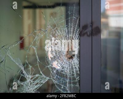 Einbruchversuch in einem Schaufenster Stockfoto