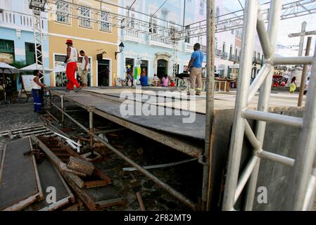 salvador, bahia / brasilien - 11. februar 2015: Arbeiter werden beim Aufbau einer Bühnenstruktur in Pelourino für den Karneval in der Stadt S gesehen Stockfoto