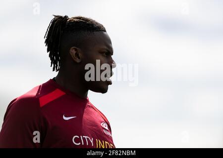 LONDON, GROSSBRITANNIEN. 11. APRIL: Maro Itoje von Saracens erwärmt sich am Sonntag, 11. April 2021, vor dem Greene King IPA Championship-Spiel zwischen Saracens und Bedford Blues im Allianz Park, London. (Kredit: Juan Gasparini, MI News) Kredit: MI Nachrichten & Sport /Alamy Live Nachrichten Stockfoto