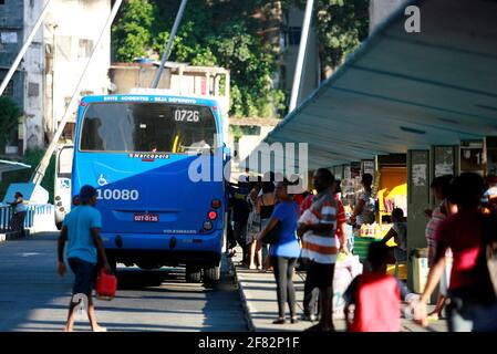 salvador, bahia / brasilien - 12. januar 2015: Am Bahnhof Lapa in der Stadt Salvador sind neben Bussen Passagiere zu sehen. *** Ortsüberschrift *** Stockfoto