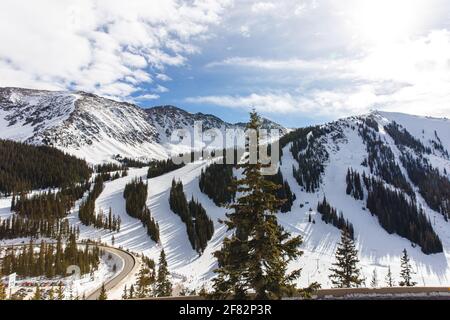 Blick auf ein Skigebiet in den Bergen auf einem Schöner sonniger Wintertag Stockfoto