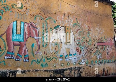 Farbenfrohe Gemälde von Elefanten an einer Wand, die die Richtung zum historischen Banganga Tank in Mumbai, Indien zeigen. Stockfoto