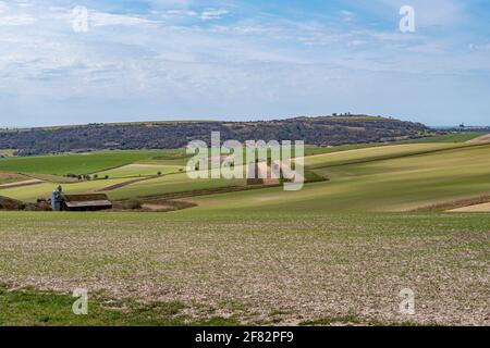 Blick über den Cissbury Ring von der South Downs Way über Steyning Bowl, South Downs National Park, West Sussex, Großbritannien. Stockfoto