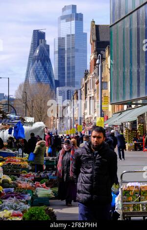 Street Market, Whitechapel Road, East London, moderne Hochhausarchitektur der Stadt London im Hintergrund, London, Vereinigtes Königreich Stockfoto