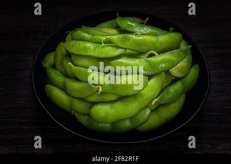 Edamame gekochte grüne Sojabohnen mit Meersalz auf dem Tisch, traditionelle japanische Küche Stockfoto