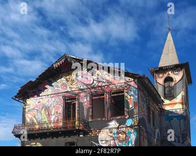 Graffiti-Kunst von Dario Silva und Sergio auf der alten kirche von Olhao an der portugiesischen Algarve Stockfoto
