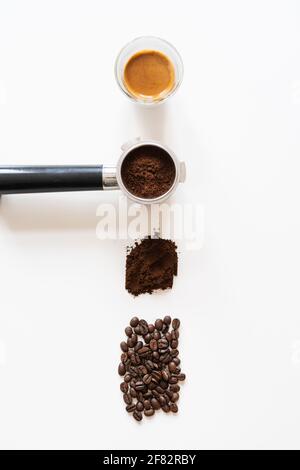 Verschiedene Stufen der Espressokaffee-Zubereitung Stockfoto