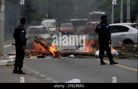 salvador, bahia / brasilien - 13. november 2014: Während des Protestes von Anwohnern im Stadtteil Saboeiro in der Stadt Salvad werden Stadtwächter gesehen Stockfoto