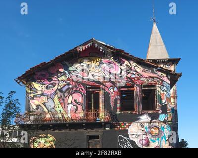 Graffiti-Kunst von Dario Silva und Sergio auf der alten kirche von Olhao an der portugiesischen Algarve Stockfoto