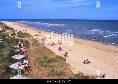 Urlauber genießen einen Sommertag am Hemsby Beach, in der Nähe von Great Yarmouth, Norfolk. East Anglia. England. VEREINIGTES KÖNIGREICH Stockfoto