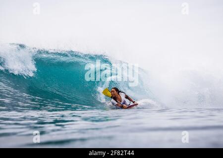 09. Dezember 2020. Bali, Indonesien. Bodyboarder Mädchen reiten auf Barrel Welle. Professionelles Surfen im Meer Stockfoto