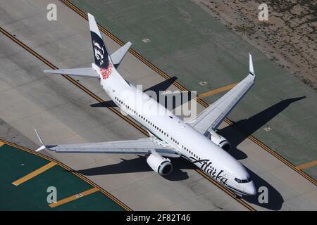 Los Angeles, USA – 20. Februar 2016: Alaska Airlines Boeing 737-800 am Flughafen Los Angeles (LAX) in den Vereinigten Staaten. Stockfoto