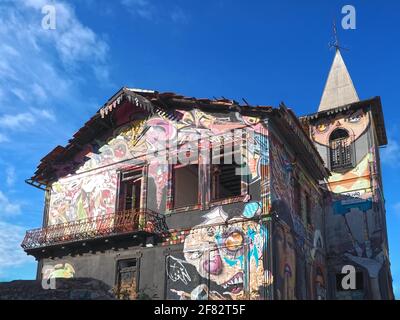 Graffiti-Kunst von Dario Silva und Sergio auf der alten kirche von Olhao an der portugiesischen Algarve Stockfoto