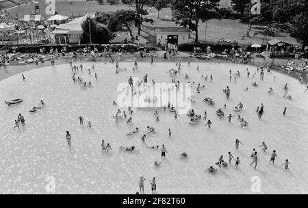 Der alte Kinderpool, Peter Pan's Spielplatz und Beach House Green, Worthing, West Sussex, England, Großbritannien. Circa 2000er Jahre Stockfoto