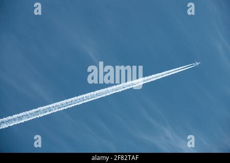 Jet Trails, London, Großbritannien Stockfoto