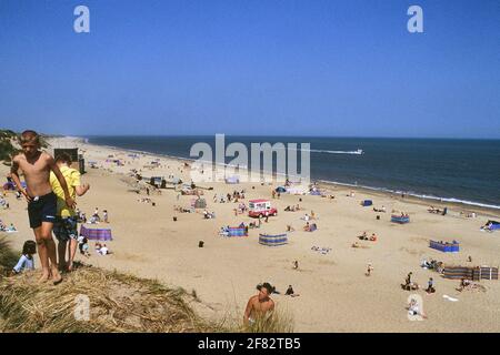 Urlauber genießen einen Sommertag am Hemsby Beach, in der Nähe von Great Yarmouth, Norfolk. East Anglia. England. VEREINIGTES KÖNIGREICH Stockfoto