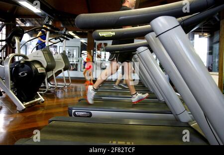 salvador, bahia / brasilien - 13. oktober 2014: In einem Fitnessstudio in der Nähe von Rio Vermelho in der Stadt Salva werden Menschen körperlich aktiv Stockfoto