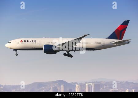 Los Angeles, USA – 20. Februar 2016: Delta Airlines Boeing 777-200 am Flughafen Los Angeles (LAX) in den Vereinigten Staaten. Boeing ist eine Flugzeugmanufaktur Stockfoto