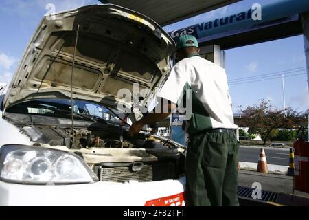 salvador, bahia / brasilien - 6. dezember 2016: Fahrzeug wird beim Befüllen mit Erdgas (CNG) an einer Tankstelle in der Gemeinde von gesehen Stockfoto