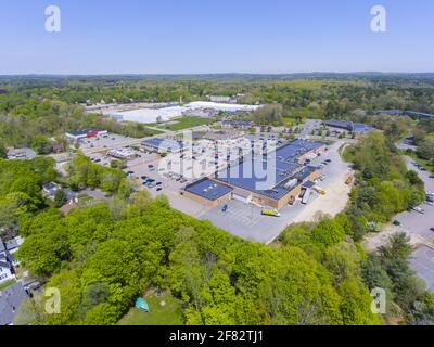 Luftaufnahme des allgemeinen Einkaufsviertels von Millis und der Main Street im Frühjahr, von Millis, Boston Metro West, Massachusetts, MA, USA. Stockfoto