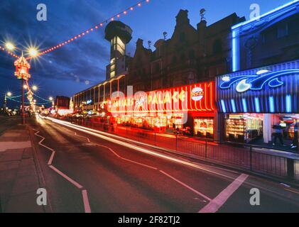 Tolle Beleuchtung an der Yarmouth Promenade am Meer und Spielhallen. Norfolk. England. VEREINIGTES KÖNIGREICH Stockfoto