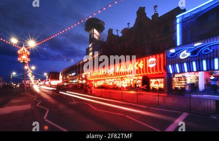 Tolle Beleuchtung an der Yarmouth Promenade am Meer und Spielhallen. Norfolk. England. VEREINIGTES KÖNIGREICH Stockfoto