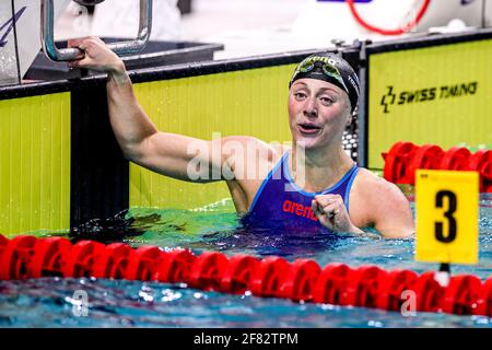 EINDHOVEN, NIEDERLANDE - 11. APRIL: Kira Toussaint feiert niederländischen Seniorenrekord im Frauen-100m-Rückschlag während des Eindhoven Qualification Meet Stockfoto