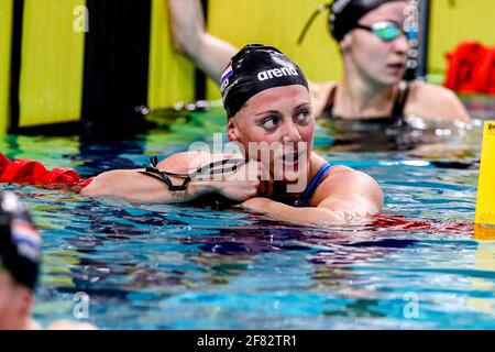 EINDHOVEN, NIEDERLANDE - 11. APRIL: Kira Toussaint feiert niederländischen Seniorenrekord im Frauen-100m-Rückschlag während des Eindhoven Qualification Meet Stockfoto